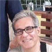 Docente di lettere impartisce lezioni di italiano, latino e greco per gli studenti delle scuole superiori